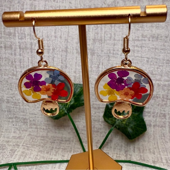 Jewelry - NWT Goldtone Pressed Flower Mushroom Earrings 🍄